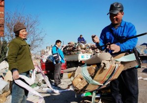 廣東老板開(kāi)超市，利用“廢品回收”，年賺80萬(wàn)，玩的就是套路